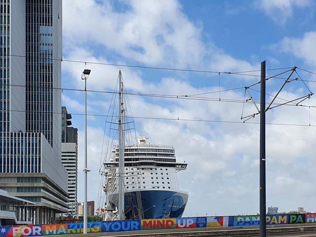 Cruiseschip ms Norwegian Escape aan de Cruise Terminal Rotterdam